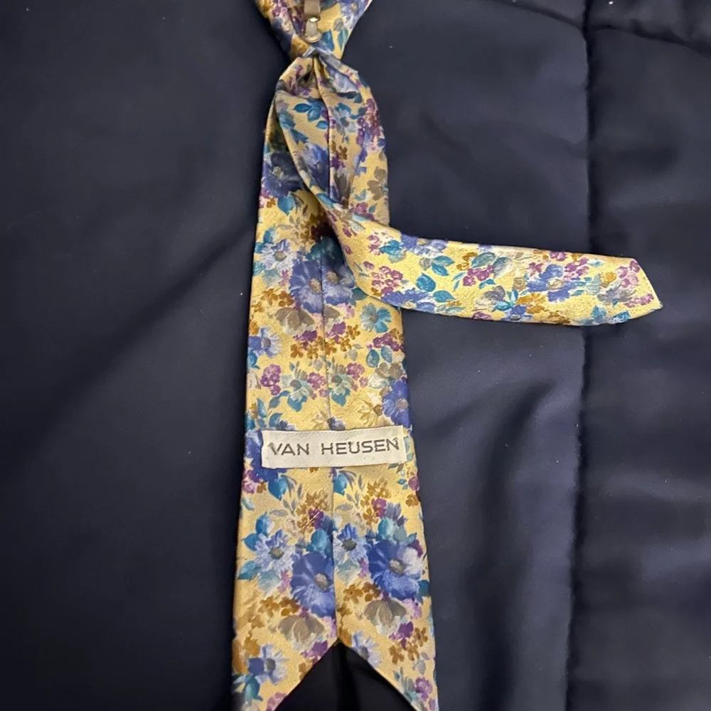 Van Heusen Toddler Boys tie and pocket square